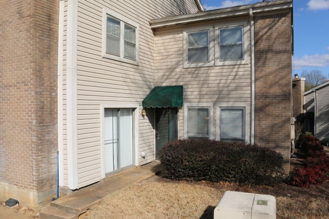 Foto del edificio - Large East Memphis Townhome