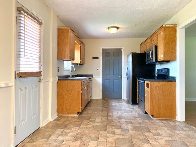 Building Photo - 605 Millie Dr