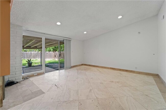 Foto del edificio - 10435 Andora Ave