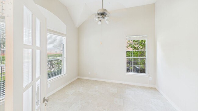 Foto del edificio - 5923 Serrano Terrace Ln