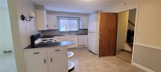 Foto del edificio - 5593 Mayfield Rd