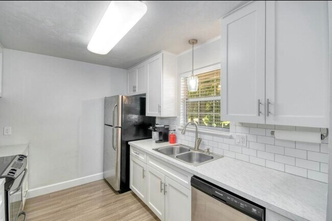 Foto del edificio - 814 Jamestown Ct