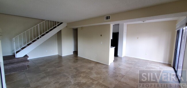 Building Photo - 2 Bedroom condo available in south Santa M...