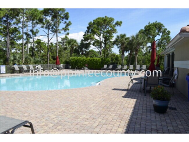 Foto del edificio - Beautiful Ground Floor Luxury Condo in Eme...