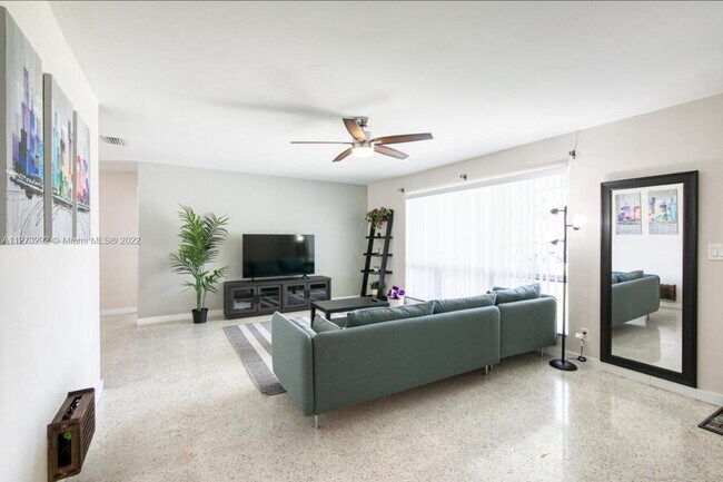 Building Photo - 5500  Lincoln St   Hollywood Fl 33021
