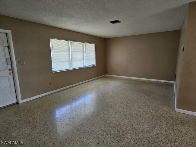 Foto del edificio - 1407 Juddale St E