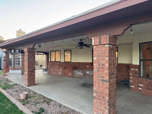 Building Photo - 3143 E Fox St