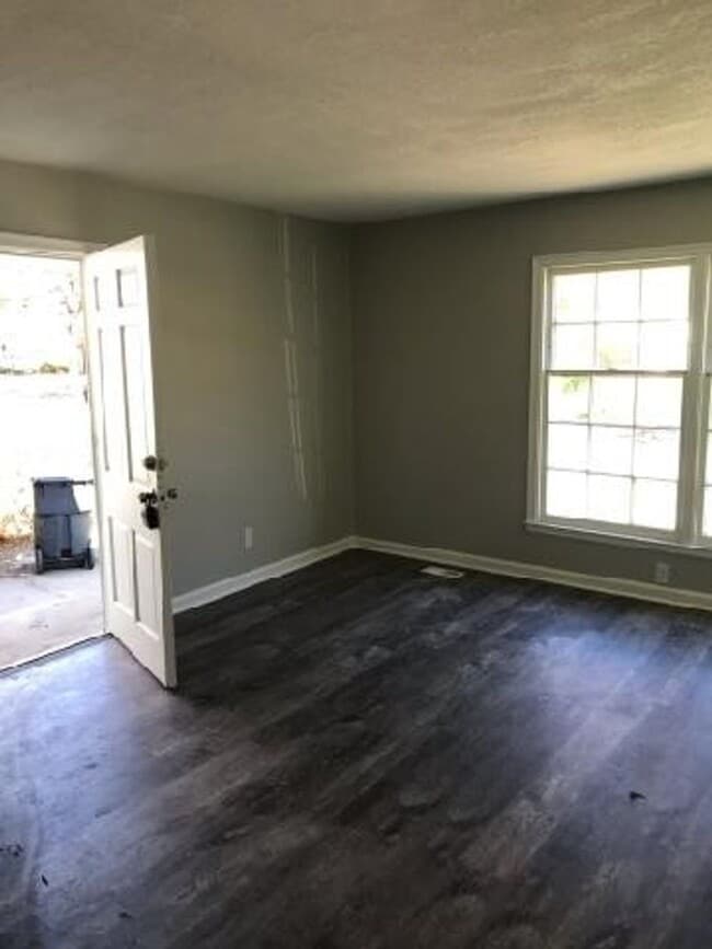Building Photo - 3br 1.5 bath, NEWLY RENOVATED! Garage, fen...