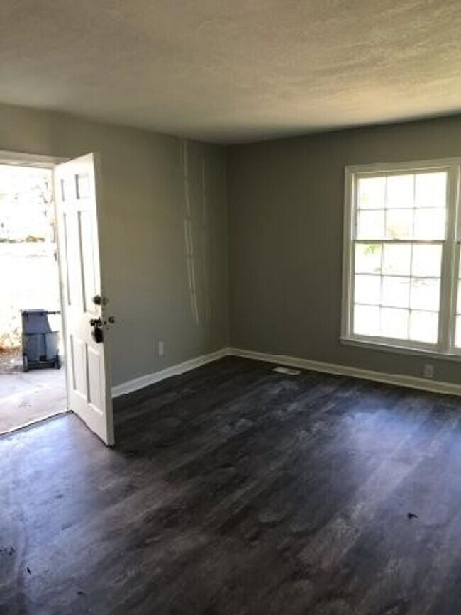 Foto del edificio - 3br 1.5 bath, NEWLY RENOVATED! Garage, fen...