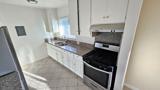 Foto del edificio - 7240 Woodman Ave