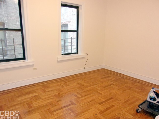 Foto del edificio - 133 Seaman Ave