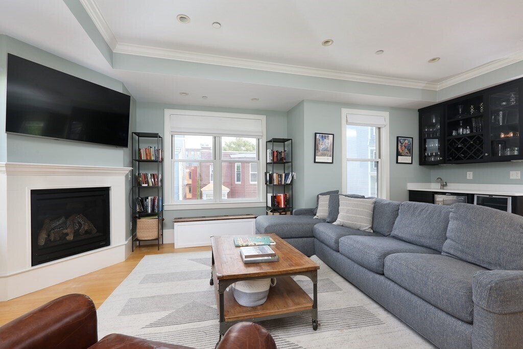 Primary Photo - 257 W 3rd St