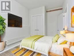 Photo du bâtiment - 915 St Clair Ave W