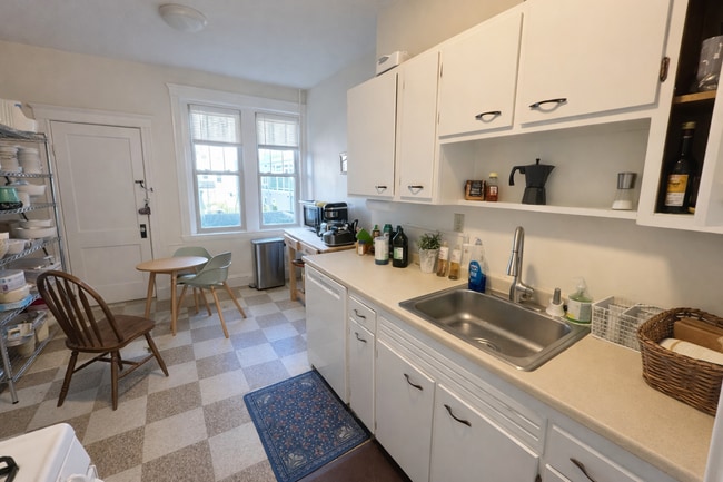 Building Photo - 18 Alton Pl