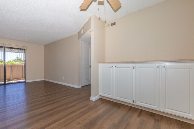 Foto del edificio - Stop by today at the 1 bed / 1 bath of you...