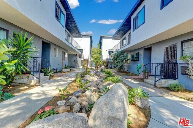 Foto del edificio - 5726 Woodman Ave