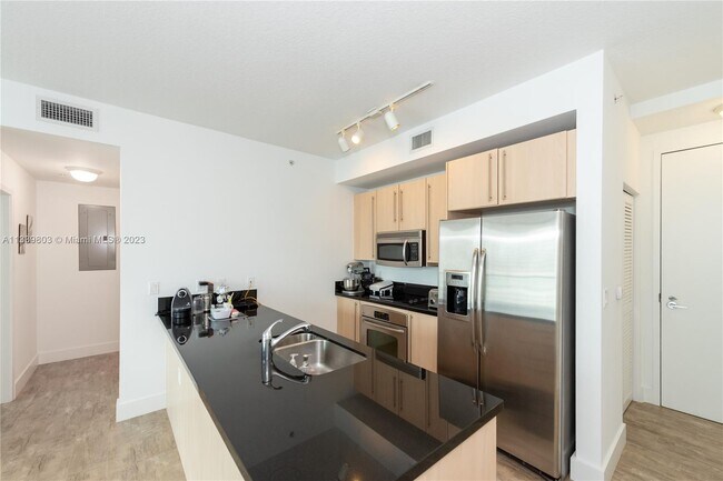 Foto del edificio - 79 SW 12th St