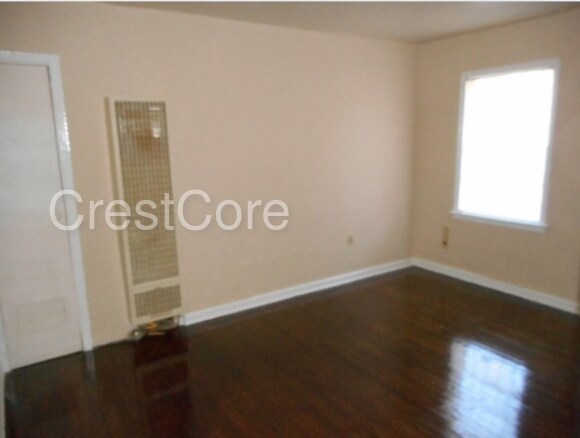 Building Photo - 2587 Snowden Ave