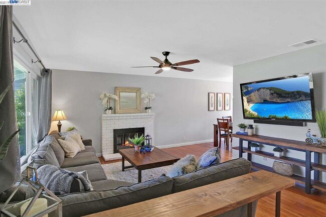 Foto del edificio - 4833 Primrose Ln