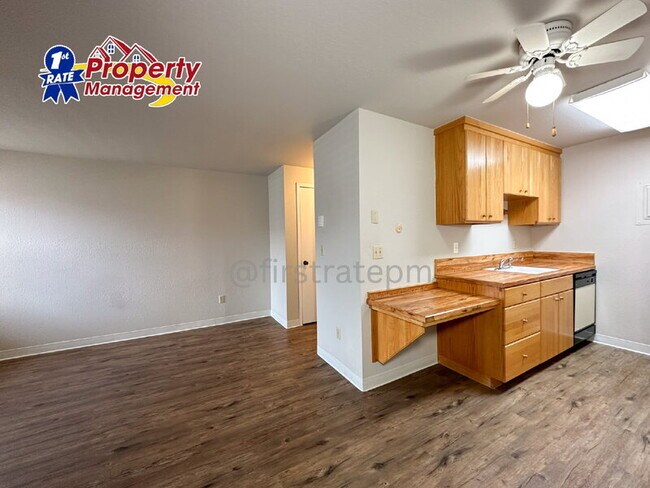 Foto del edificio - 1681 N Laurel St