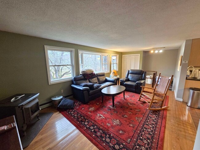 Building Photo - 15 Broomstick Ln