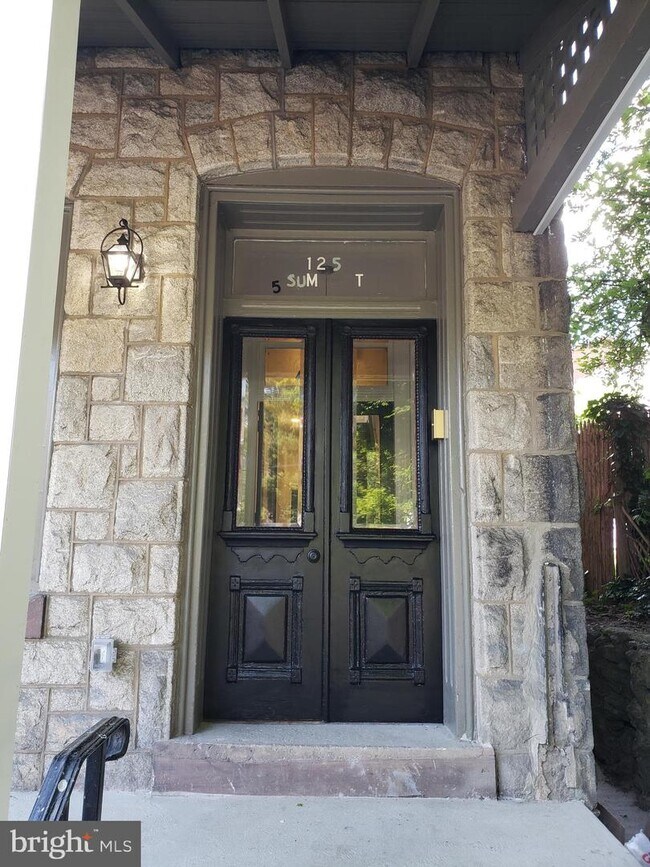 Building Photo - 125 Sumac St