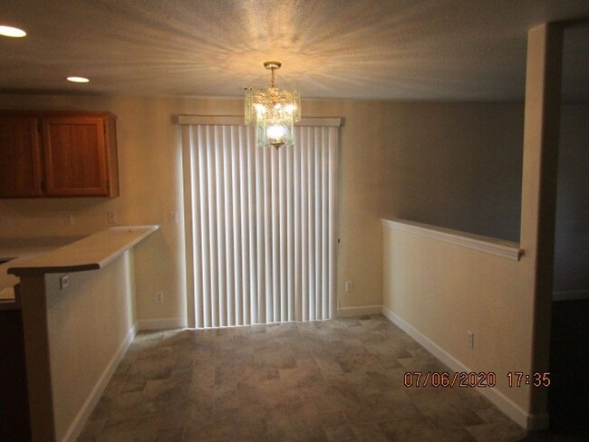 Building Photo - P0060 - 522-524 Briarwood Dr. (HW)