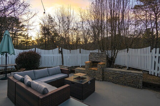 Foto del edificio - 120 Whitney Dr