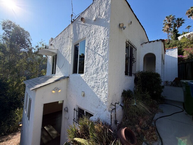 Foto del edificio - Extensively Remodeled Mount Washington Home with Expansive Deck, Bonus Flex Space & Architectural...