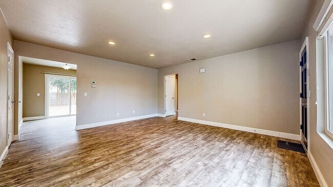 Foto del edificio - 2540 Campbell Dr