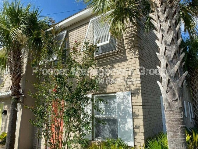 Building Photo - 120 Drake St