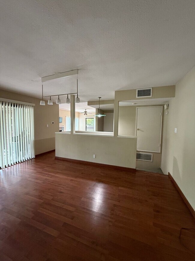 Building Photo - 3 bedroom 2 1/2 bath Townhome with Office ...