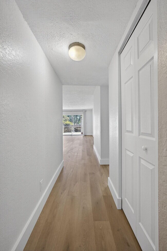 Building Photo - 120 Sparrow Dr