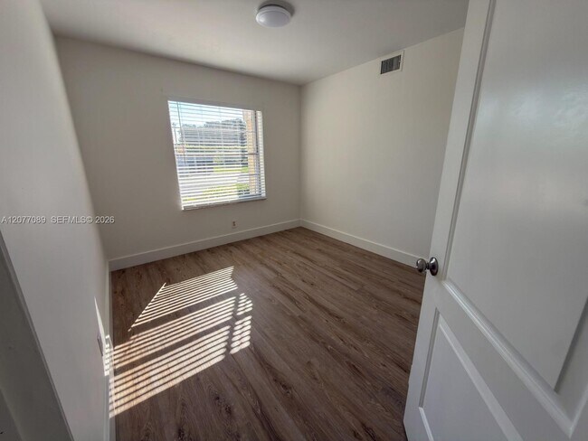 Building Photo - 9937 Three Lakes Cir