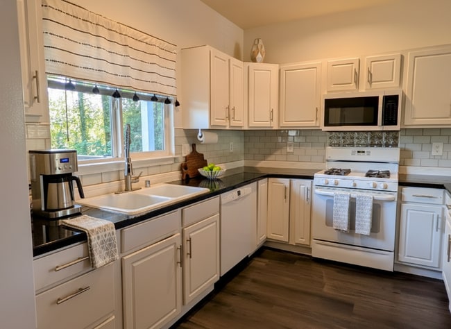 Building Photo - 200 Whispering Pine Pl