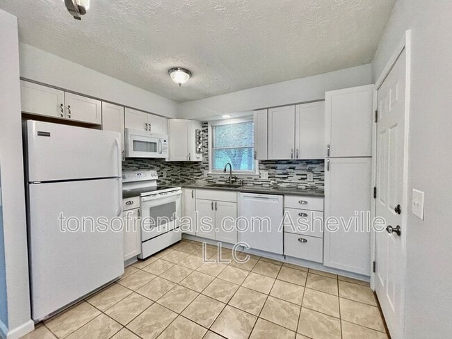 Building Photo - 643 Clearview Dr