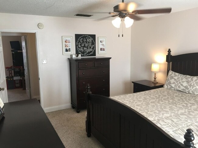 Building Photo - Available JULY 1st! Beautiful clean open concept home!