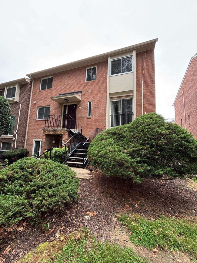 Charming Townhome in Prime Annandale Location - Charming Townhome in Prime Annandale Location