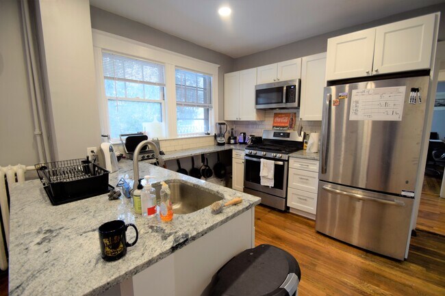 Foto del edificio - 229 Chestnut Hill Ave