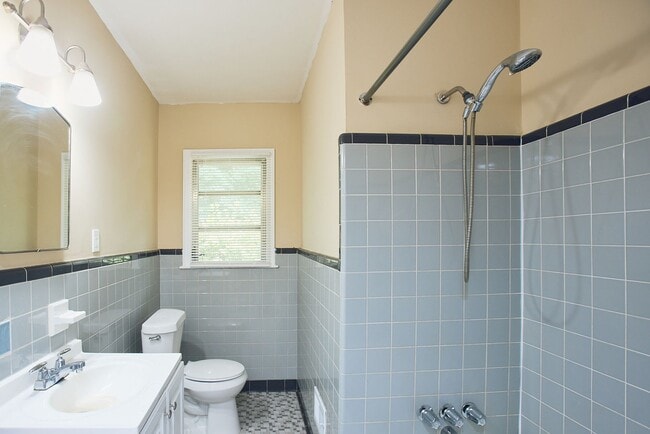 Foto del edificio - Vintage Charm with Modern Upgrades and Sunroom Living