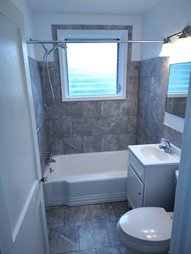 Building Photo - 218 Pilgrim Ln