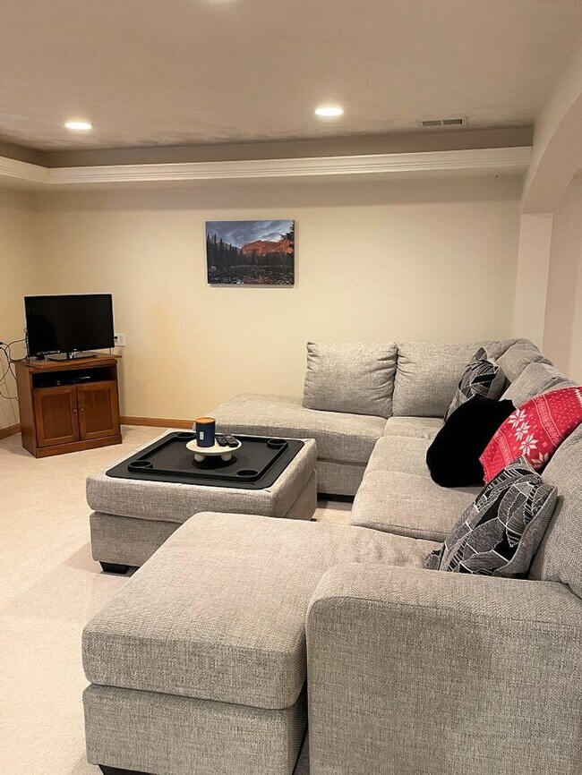 Building Photo - Spacious Basement Apartment in Quiet, Peac...