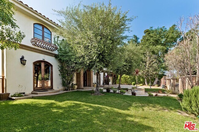 Building Photo - 6127 Rhodes Ave