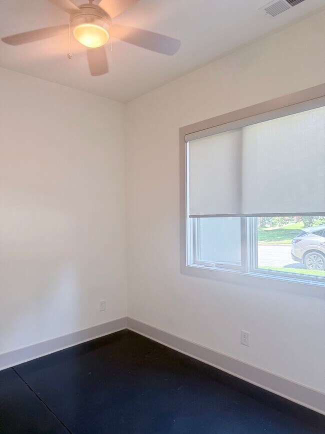 Building Photo - 3 bedroom/3.5 baths/ 12th S