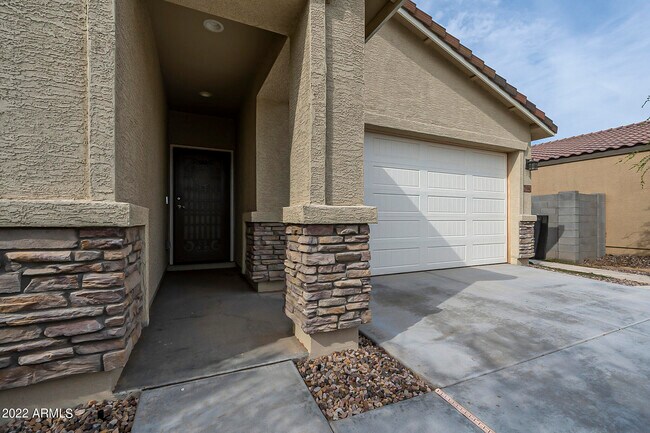 Building Photo - 394 W Satinka Dr