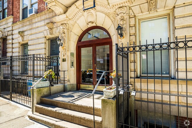 Entrada - 328 W 96th St