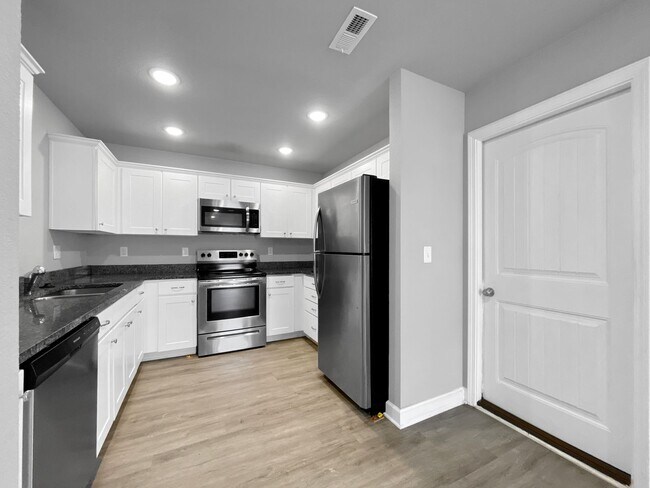 Building Photo - Charming 3BR/2BA Renovated Duplex | Ranch-Style Living in Colonial Gardens