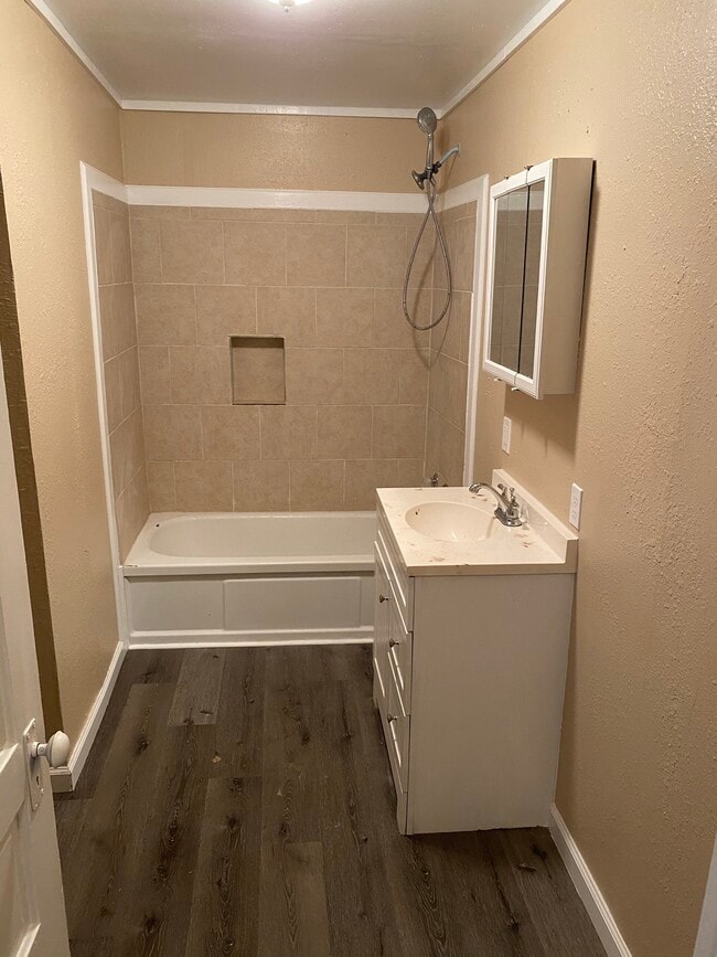 Foto del edificio - 300 E 12th St