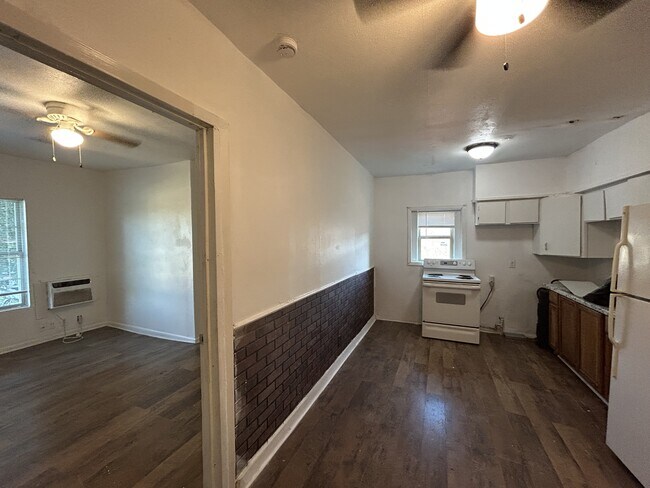 Building Photo - 1303 Bell St