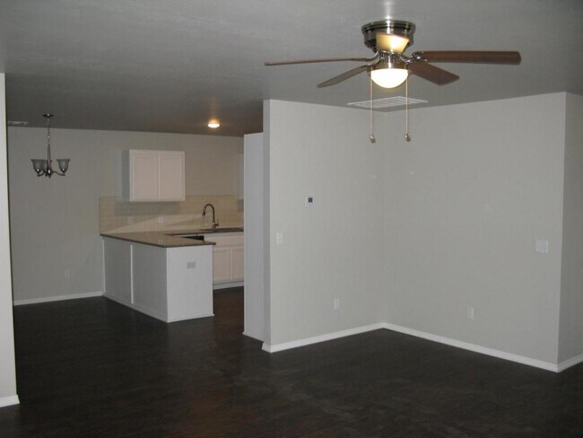 Building Photo - 11606 Surrey Villas CT. Yukon, 73099